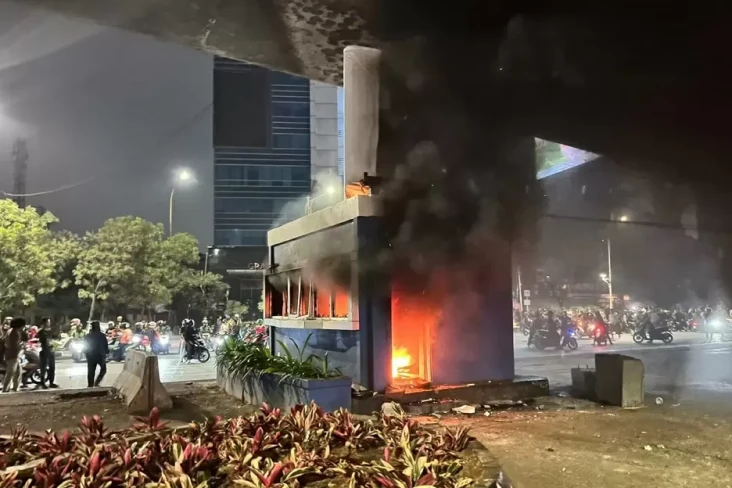 Unjuk Rasa Anarkis, Massa Rusak CCTV dan Pos Polisi di Pejompongan